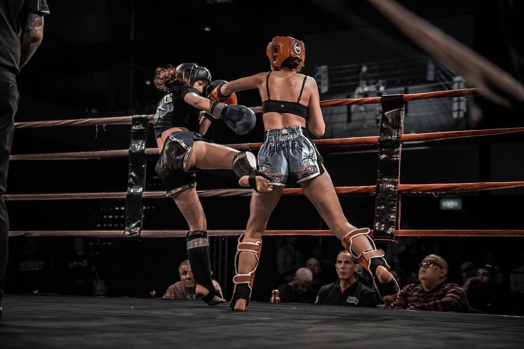 Ana Arvan teeping her opponent in the ring